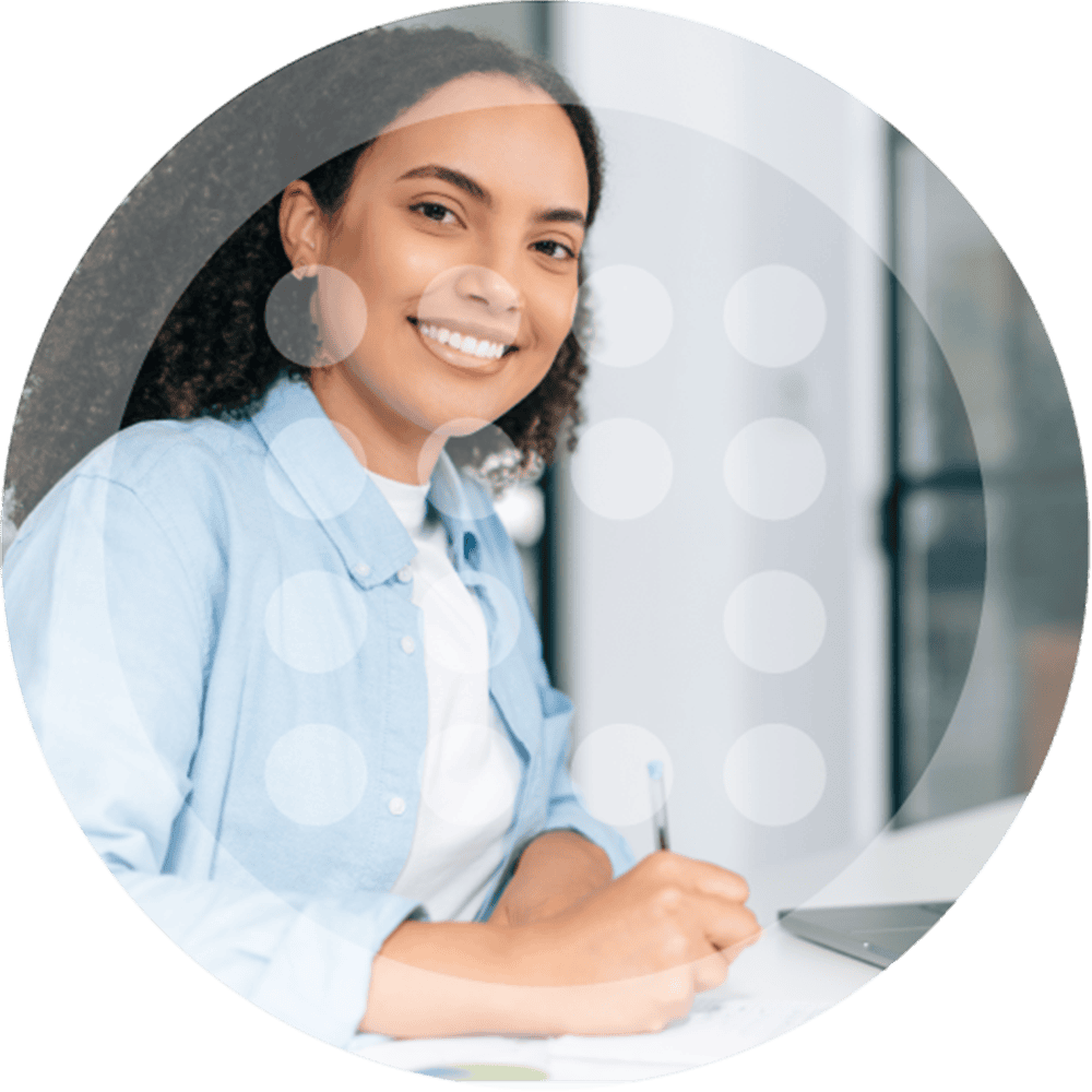 Mulher sorridente usando computador para consultoria empresarial.