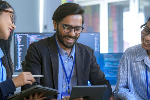 Profissionais de TI discutindo estratégias de transformação digital.