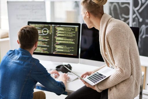 Programador e mentora a trabalhar juntos em projeto de codificação.