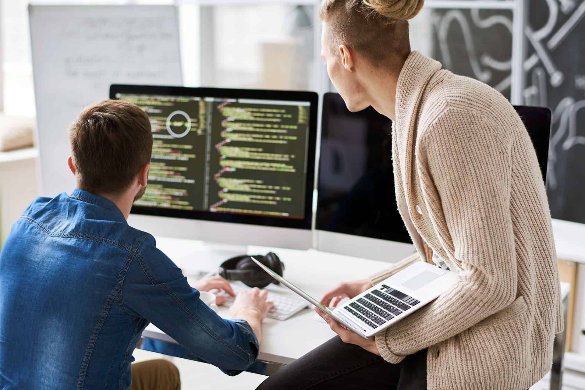 Programador e mentora a trabalhar juntos em projeto de codificação.