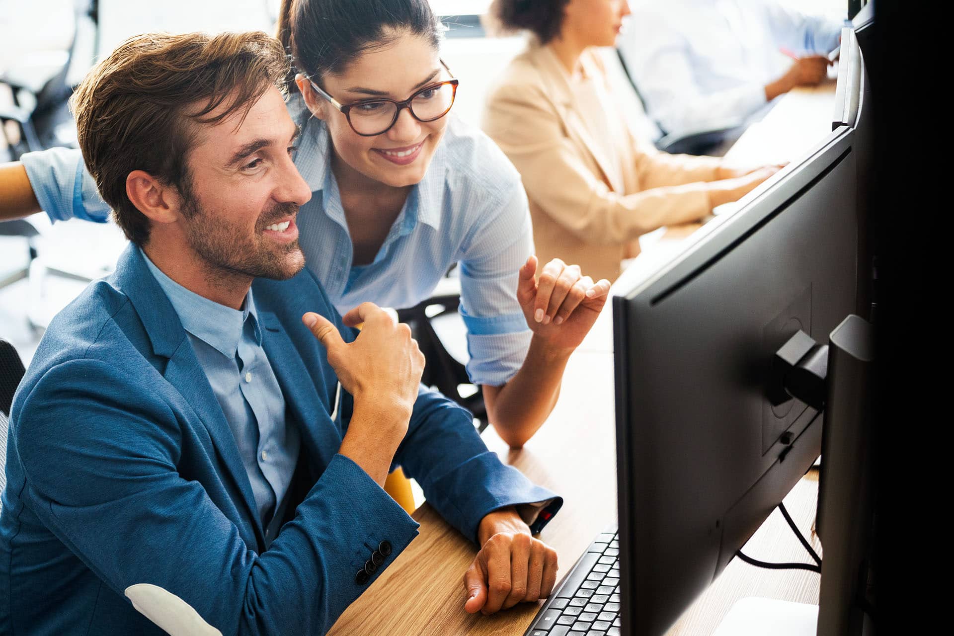 Pessoas a usar software de escritório em equipa.